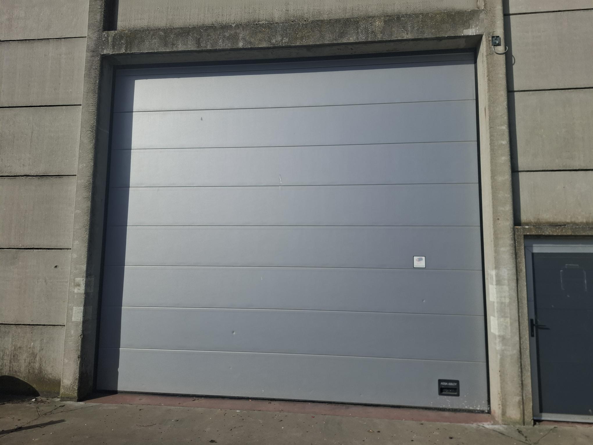 Porte sectionnelle industrielle ASSA ABLOY à vendre